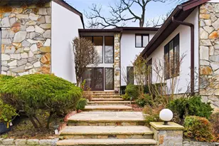 43 Bristol Dr, Manhasset, NY 11030 - Photo 3