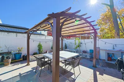 197 Park Drive N, New York, NY 10314 - Photo 5