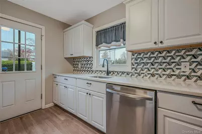 425 Blue Point Road, Farmingville, NY 11738 - Photo 11