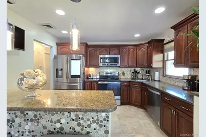 39 Anna Street, Bay Shore, NY 11706 - Photo 3