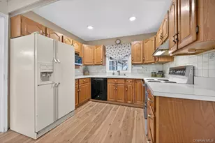 25 Shelbourne Ln, Stony Brook, NY 11790 - Photo 9