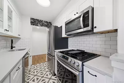 5 Birchwood Court #3N, Mineola, NY 11501 - Photo 7