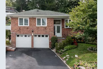 300 Thompson Shore Road, Manhasset, NY 11030 - Photo 1