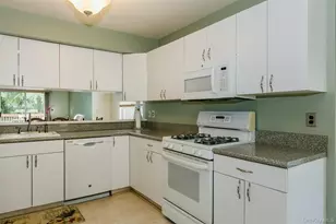 14 Mystic Cir, Bay Shore, NY 11706 - Photo 9