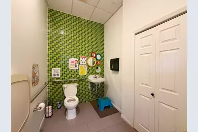 192-11 Union Tpke, Fresh Meadows, NY 11366 - Photo 9