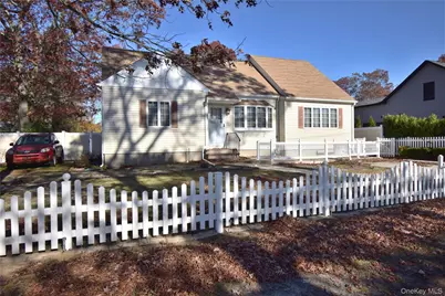 297 Clarice Boulevard, Holbrook, NY 11741 - Photo 3