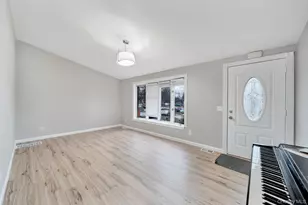 7 Kristin Ct, Bay Shore, NY 11706 - Photo 5