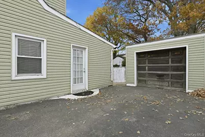 233 S Alleghany Avenue, Lindenhurst, NY 11757 - Photo 19