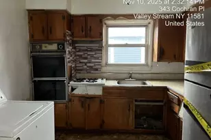 343 Cochran Pl, Valley Stream, NY 11581 - Photo 11