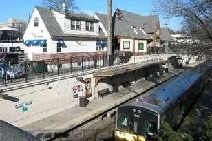 15 Canterbury Rd, Great Neck, NY 11021 - Photo 17