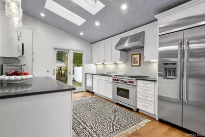 1096 Hunter Avenue, Pelham, NY 10803 - Photo 11