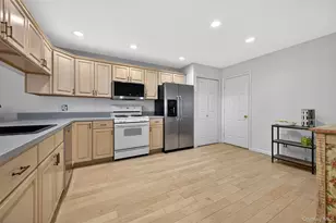 13 Parkridge Ct, Huntington, NY 11743 - Photo 9