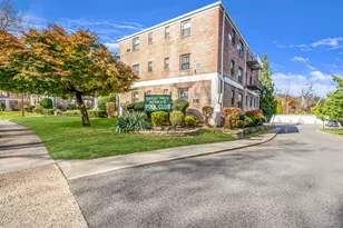 8 Terrace Cir, Great Neck, NY 11021 - Photo 11