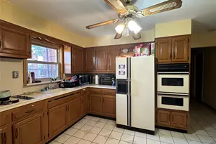 141-33 255th St, Rosedale, NY 11422 - Photo 3