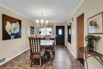 27 Abbey Lane, Plainview, NY 11803 - Photo 5