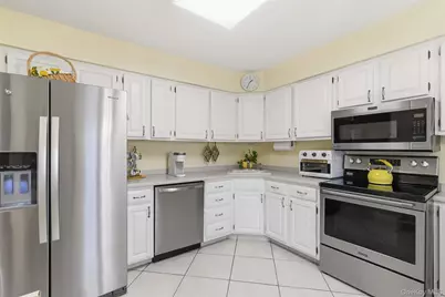 112 Cedar Shake Court, Huntington Station, NY 11746 - Photo 9