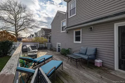 208 Island Parkway W, Island Park, NY 11558 - Photo 15