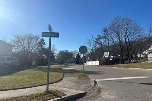 65 Landscape Dr, Wheatley Heights, NY 11798 - Photo 5