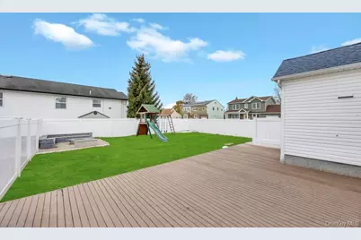 297 Catskill Avenue, Lindenhurst, NY 11757 - Photo 9