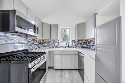 297 Catskill Avenue, Lindenhurst, NY 11757 - Photo 21