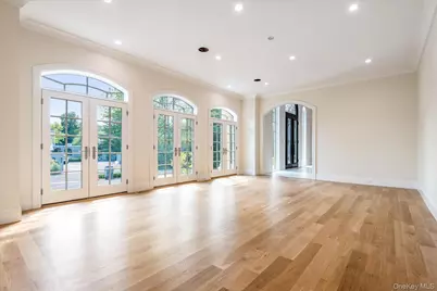 566A E Shore Road, Great Neck, NY 11024 - Photo 17