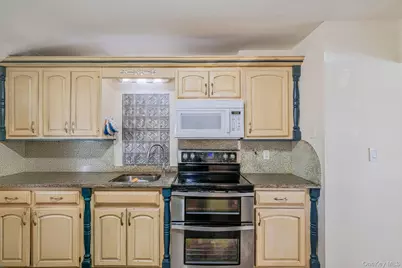 19 Amsterdam Avenue, West Babylon, NY 11704 - Photo 9