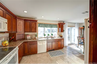 928 Peconic Avenue, West Babylon, NY 11704 - Photo 11