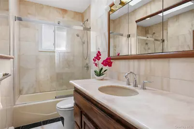 38 Lake Drive, Manhasset Hills, NY 11040 - Photo 33