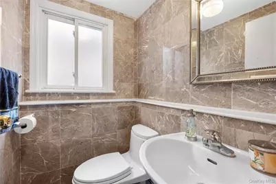 38 Lake Drive, Manhasset Hills, NY 11040 - Photo 21