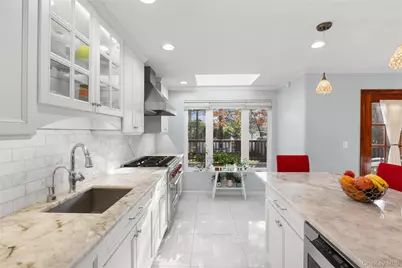 38 Lake Drive, Manhasset Hills, NY 11040 - Photo 11