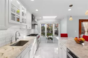 38 Lake Dr, Manhasset Hills, NY 11040 - Photo 11