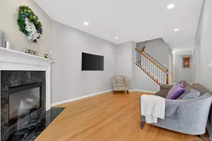 733 Huntington Dr, Fishkill, NY 12524 - Photo 9