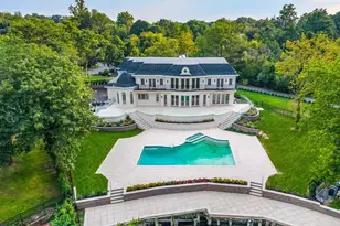 566 E Shore Rd, Great Neck, NY 11024 - Photo 3