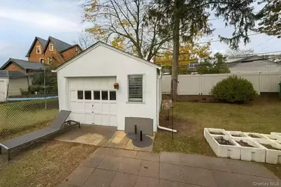 243 Cushing Avenue, Williston Park, NY 11596 - Photo 9