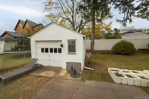 243 Cushing Ave, Williston Park, NY 11596 - Photo 9