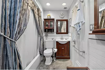 51 Park Avenue, New Hyde Park, NY 11040 - Photo 15