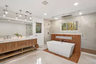 7 Barrington Pl, Melville, NY 11747 - Photo 27