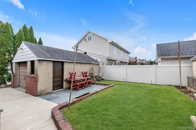 215 Sheridan Boulevard, Mineola, NY 11501 - Photo 21