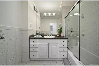 25 Chapel Place #1H, Great Neck, NY 11021 - Photo 13