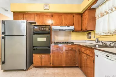 1070 Mahopac Road, West Hempstead, NY 11552 - Photo 9