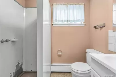 1070 Mahopac Road, West Hempstead, NY 11552 - Photo 19