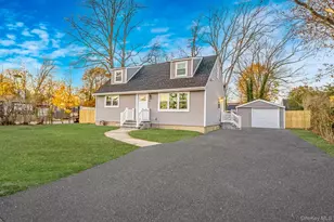 34 Hilliard Ave, Central Islip, NY 11722 - Photo 5