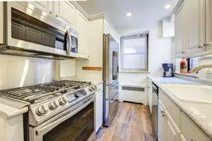 2 Town House Pl, Great Neck, NY 11021 - Photo 29