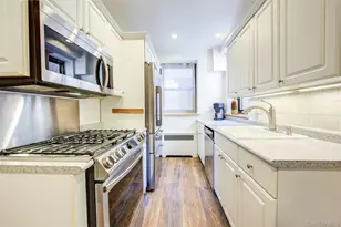 2 Town House Pl, Great Neck, NY 11021 - Photo 25