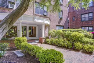 2 Town House Pl, Great Neck, NY 11021 - Photo 1