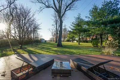 1041 Glen Cove Avenue, Roslyn, NY 11576 - Photo 19