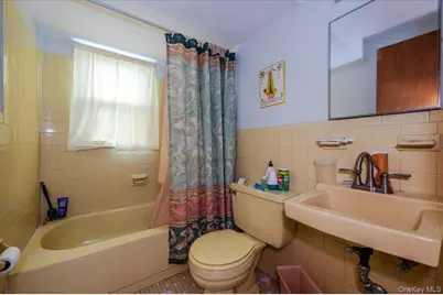 212 Lakeview Avenue, Malverne, NY 11565 - Photo 17