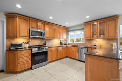 625 Edgewater Road, Oakdale, NY 11769 - Photo 13