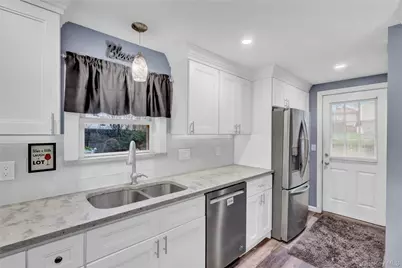 27 Kirby Lane, Ronkonkoma, NY 11779 - Photo 3