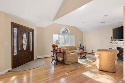 194 Newark Street, Lindenhurst, NY 11757 - Photo 7